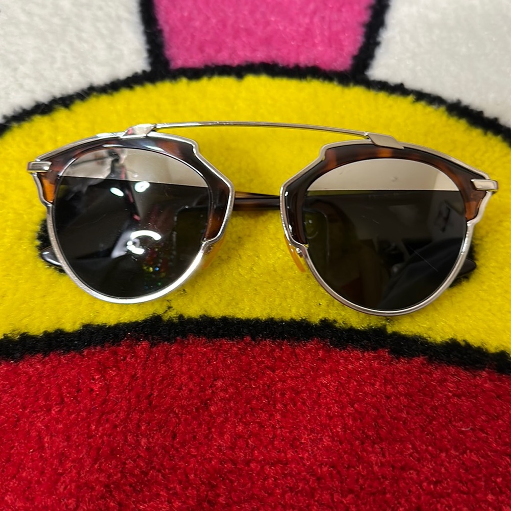 •   Christian Dior Round Sunglasses
•   Brown Tortoiseshell Acetate